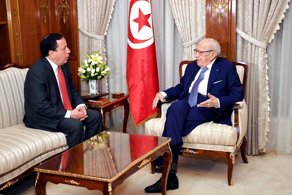 الباجي قايد السبسي يجدّد دعوته لكافة الأشقاء الليبيين إلى وقف الاقتتال والعودة إلى طاولة الحوار والتفاوض ووضع مصلحة بلادهم العليا فوق كل اعتبار