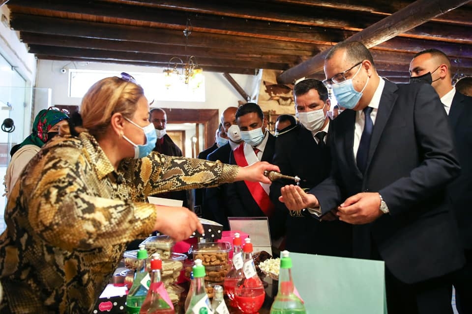 رئيس الحكومة يمنح 19 سندات مساعدة ل19 من باعثات المشاريع الصغرى بزغوان