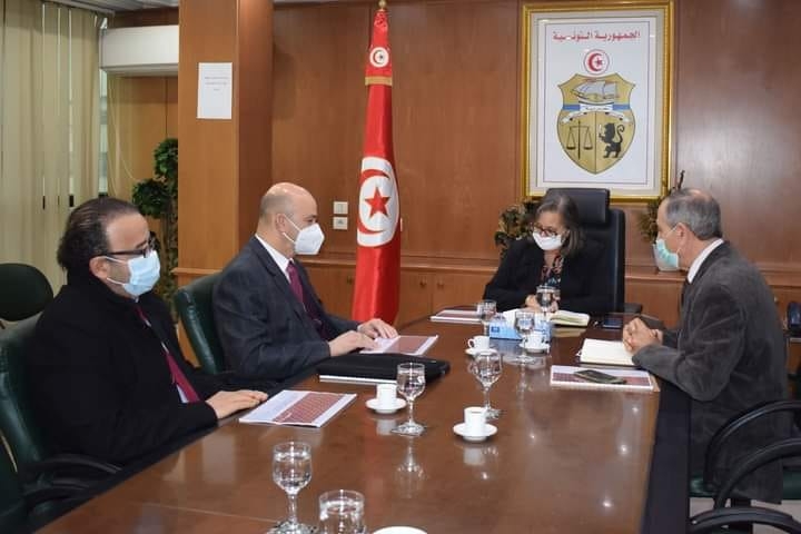 وزيرة الصناعة والمناجم والطاقة تتابع عملية التزويد بالمحروقات