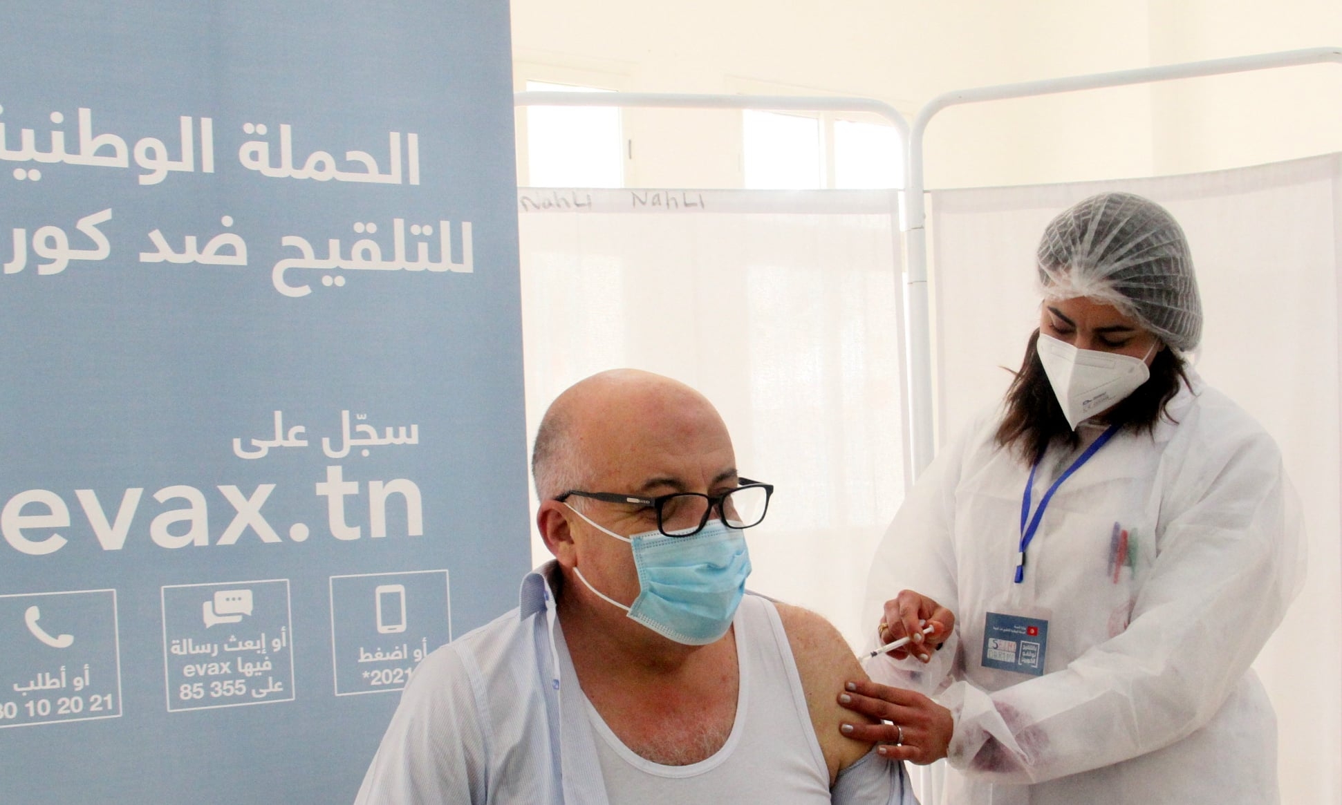 وزير الصحة يتلقّى الجرعة الأولى من لقاح سپوتنيك الروسي