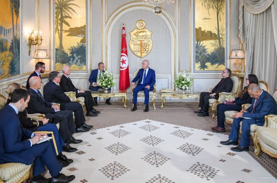 قيس سعيّد يستقبل رئيس لجنة الخدمات المسلحة في الكونغرس الأمريكي