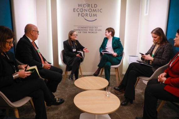 رئيسة الحكومة تعقد سلسلة من اللقاءات مع وزراء ومسؤولين من منظمات دولية وشركات متعددة الجنسيات بدافوس