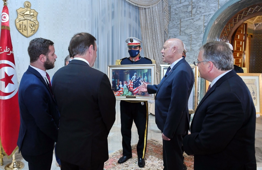 السيناتور &quot;Chris Murphy&quot; عقب لقائه سعيّد: &quot; سنواصل دعم الديمقراطية التونسية التي تستجيب لاحتياجات الشعب وتحمي الحريات المدنية وحقوق الإنسان&quot;