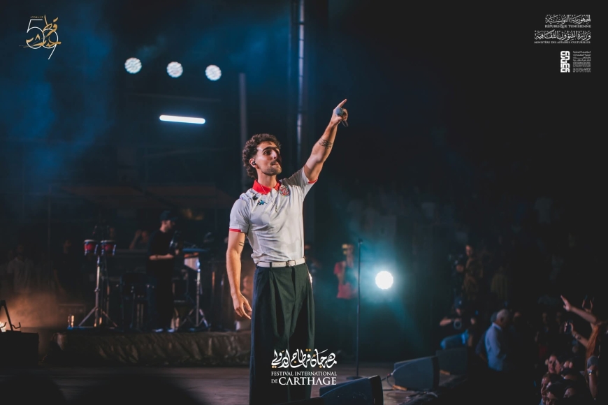 أمام شبابيك مغلقة: سانت ليفانت يغني  للحب والوطن والحرية