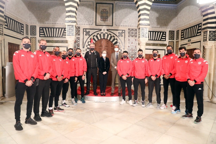 رئيسة الحكومة تستقبل المنتخب الوطني لكرة القدم