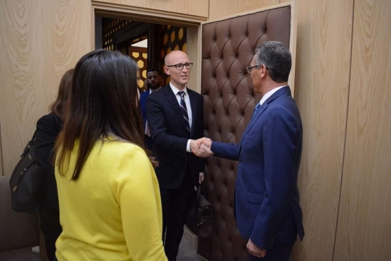 وزير الداخلية يستقبل مساعد وزير الخارجية الأمريكي لشؤون الديمقراطية وحقوق الإنسان والعمل