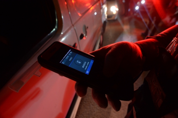 تاجر مخدرات وشقيقه يعتديان على مواطن بـ'سيف' ويسلبانه دراجته