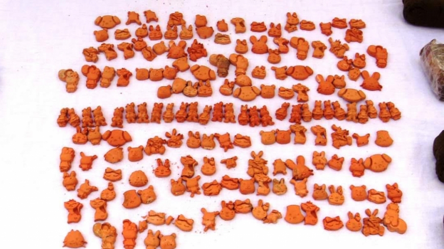 الجزائر: الكشف عن ورشة لصناعة مخدر &#039;الاكستازي&#039; على شكل حلويات تستهدف الأطفال.