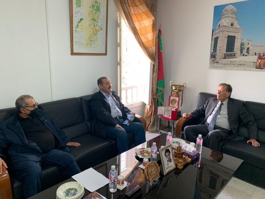 سفير دولة فلسطين لدى الجمهورية التونسية يستقبل الفنان التونسي الكبير لطفي بو شناق.